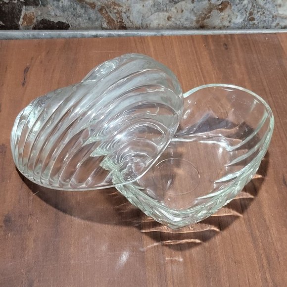 Vintage Heart Shape Crystal Clear Glass Trinket Box Candy Dish - Picture 6 of 13